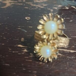 Sarah Coventry Gold Floral Ring with Cream Accents